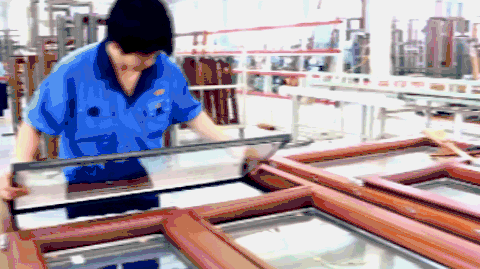 门窗设计玻璃压线外装好还是内装好？