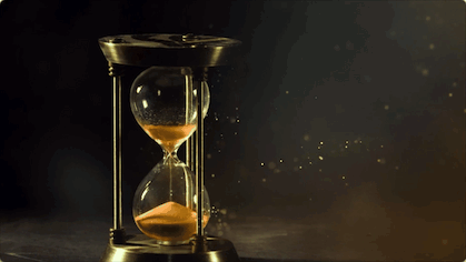 片头中,象征时间的沙漏慢慢流淌,沙粒中的每个人都闪着莹莹微光,在