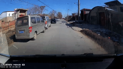 乡村道路未观察安徽宿州,一辆轿车在乡村道路上超速驾驶,未能及时避让