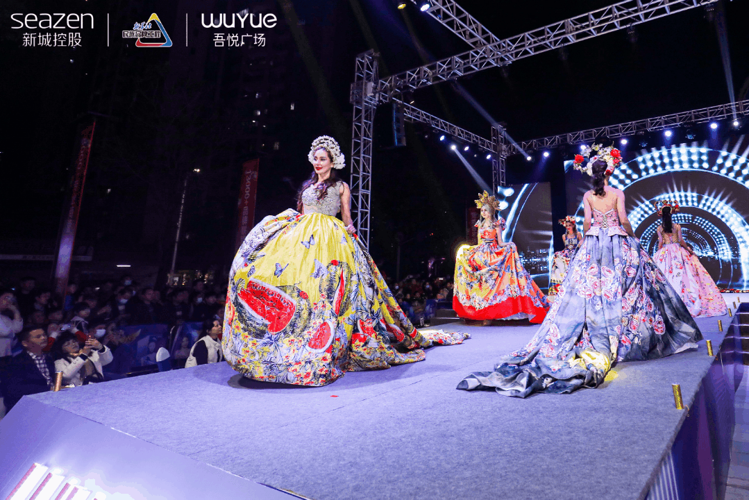 摇滚乐队嗨唱经典歌曲,点燃现场火热氛围.