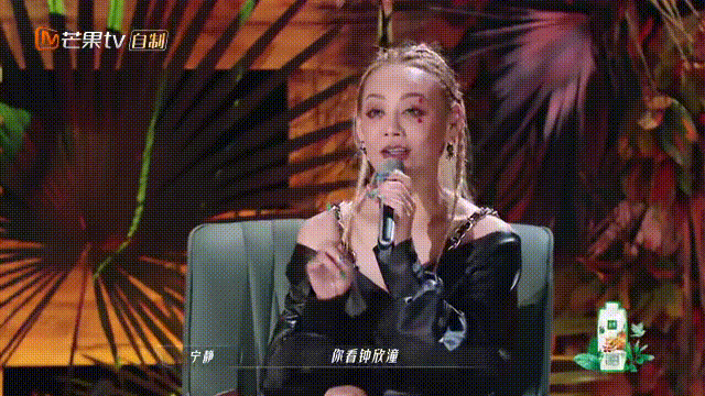 43岁阿娇一张近照冲上热搜,网友惊叹:你怎么变这样了?