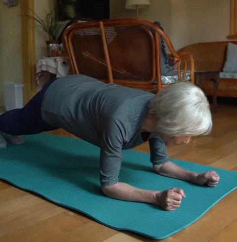 84岁吴彦姝获影后越老越美,瑜伽健身有多厉害?自愧不如!