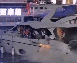 上海黄浦江上一载有11人的游艇起火！市民听到爆炸声，浓烟滚滚中紧急救援（视频/组图） - 2