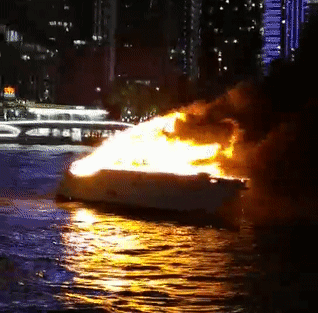 上海黄浦江上一载有11人的游艇起火！市民听到爆炸声，浓烟滚滚中紧急救援（视频/组图） - 3