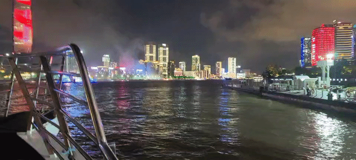 上海黄浦江上一载有11人的游艇起火!市民听到爆炸声,浓烟滚滚中紧急救援(视频/组图) - 4