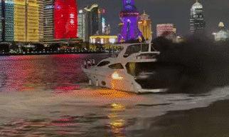 上海黄浦江上一载有11人的游艇起火！市民听到爆炸声，浓烟滚滚中紧急救援（视频/组图） - 1