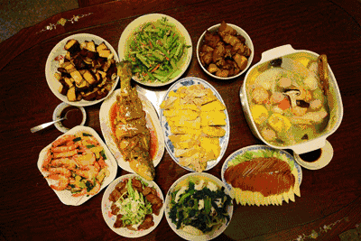 一家人围坐桌前看春晚 这时候没有一台 大屏幕彩电怎么行?