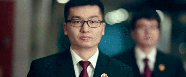 沉默的真相中检察官江阳的制服穿错了吗