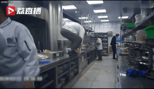 蔬菜不洗 食品过期 员工踩着案板走!中国知名餐厅被曝卫生令人作呕!美国也好不到哪里去!（组图） - 7