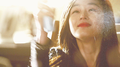 小伙跟漂亮女友回家一进门崩溃了:卧室如此邋遢