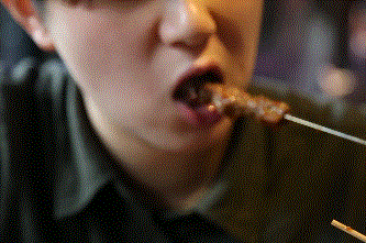 酒逢知己千杯少，开瓶不能用牙咬