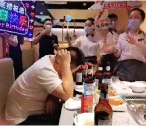 市值3000亿,却把顾客气进医院?全球餐饮首富,飘了!