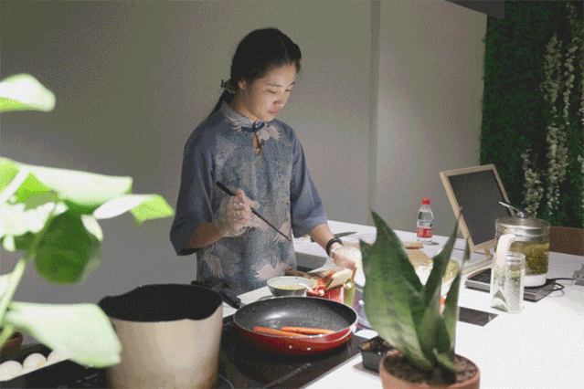 



西湖边开出全国首家美食花园！32家