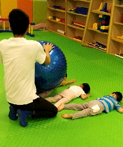 器械区有什么器械【详解】大滑板、羊角球、蹦床......这些感统器械到底什么用处？_https://www.jmylbn.com_新闻资讯_第9张