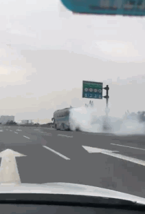 搞笑GIF:我就想试试最快能转多快,村里的旋风小王子来了-微信头条网 搞笑GIF:我就想试试最快能转多快,村里的旋风小王子来了