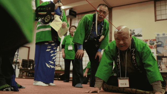 太会玩了吧！日本秃头男人的集体狂欢，去夜店蹦迪都没敢这么野！（视频/组图） - 18