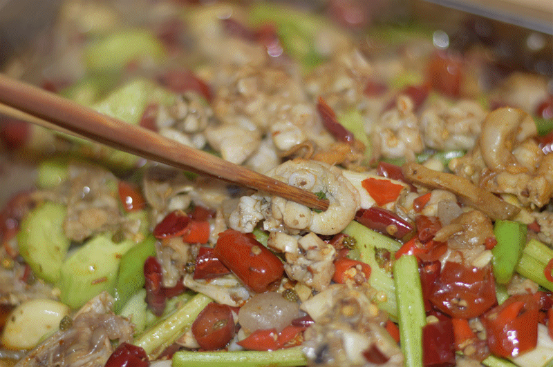 留一手烤鱼新区店的泡椒牛蛙很撩人,不赶早就只有舔屏啦