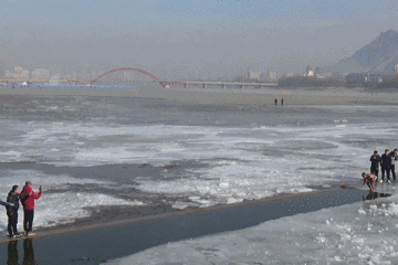 “奥利给大叔”：一个古怪笨拙的普通人被看见之后(图12)