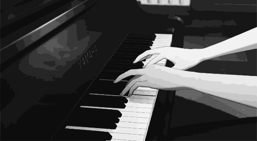 钢琴就是如此迷人,古朴,生动,当双手落在琴键上弹起乐曲时,那就是一幅