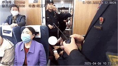 车厢内一名旅客突然晕倒！动车组列车开辟绿色通道临时停车2分钟！