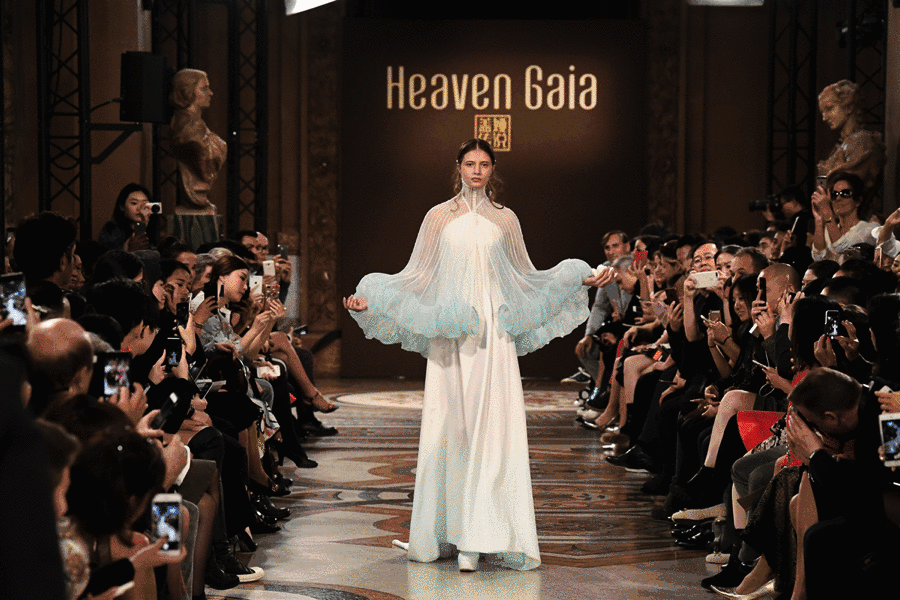 巴黎歌剧院的雕梁画栋遇上盖娅传说的飞针走线，原来美可以穿越时间和空间和你在巴黎相遇！