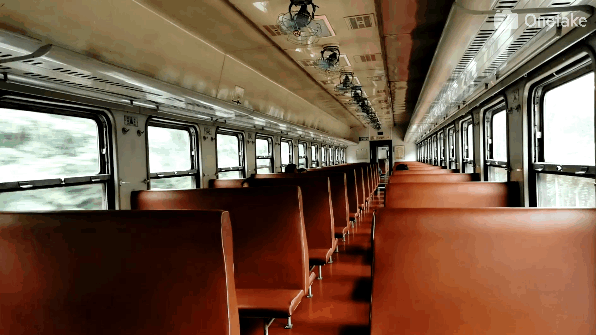 实拍西安zui后一趟绿皮慢火车zui低票价仅2元拍大片看美景还能带你