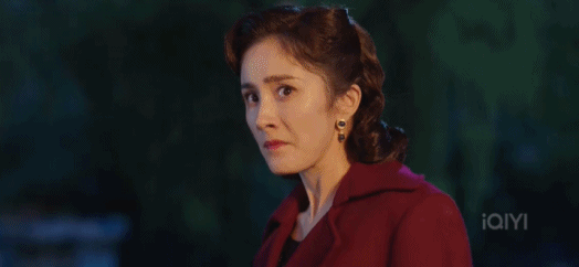 审讯时松松垮垮靠在桌上,姿势得够拽,表情得不屑.如何表现关