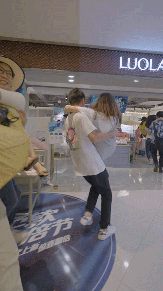 怎么使用暗区突围外挂教程