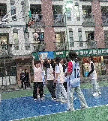 開心一笑：【搞笑動圖】看女生打籃球比賽的快樂..