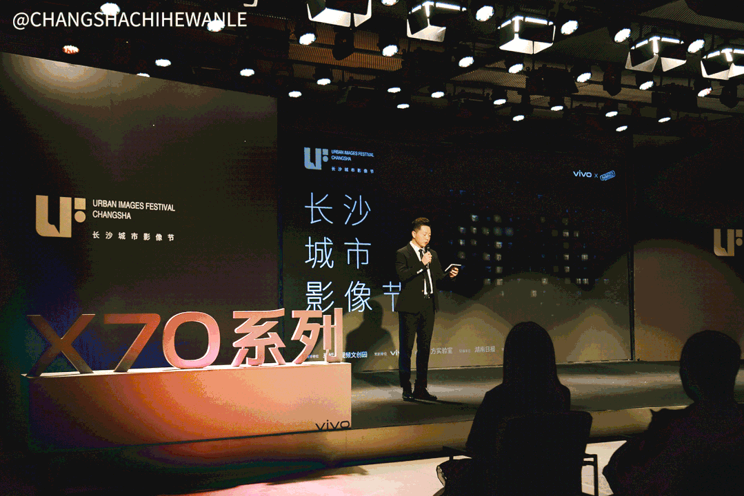 ������Ŀ�ĳ�ɳ�׽����Ӱ��ڣ����������ʸг�Ƭ��Ӱ����ʱ��