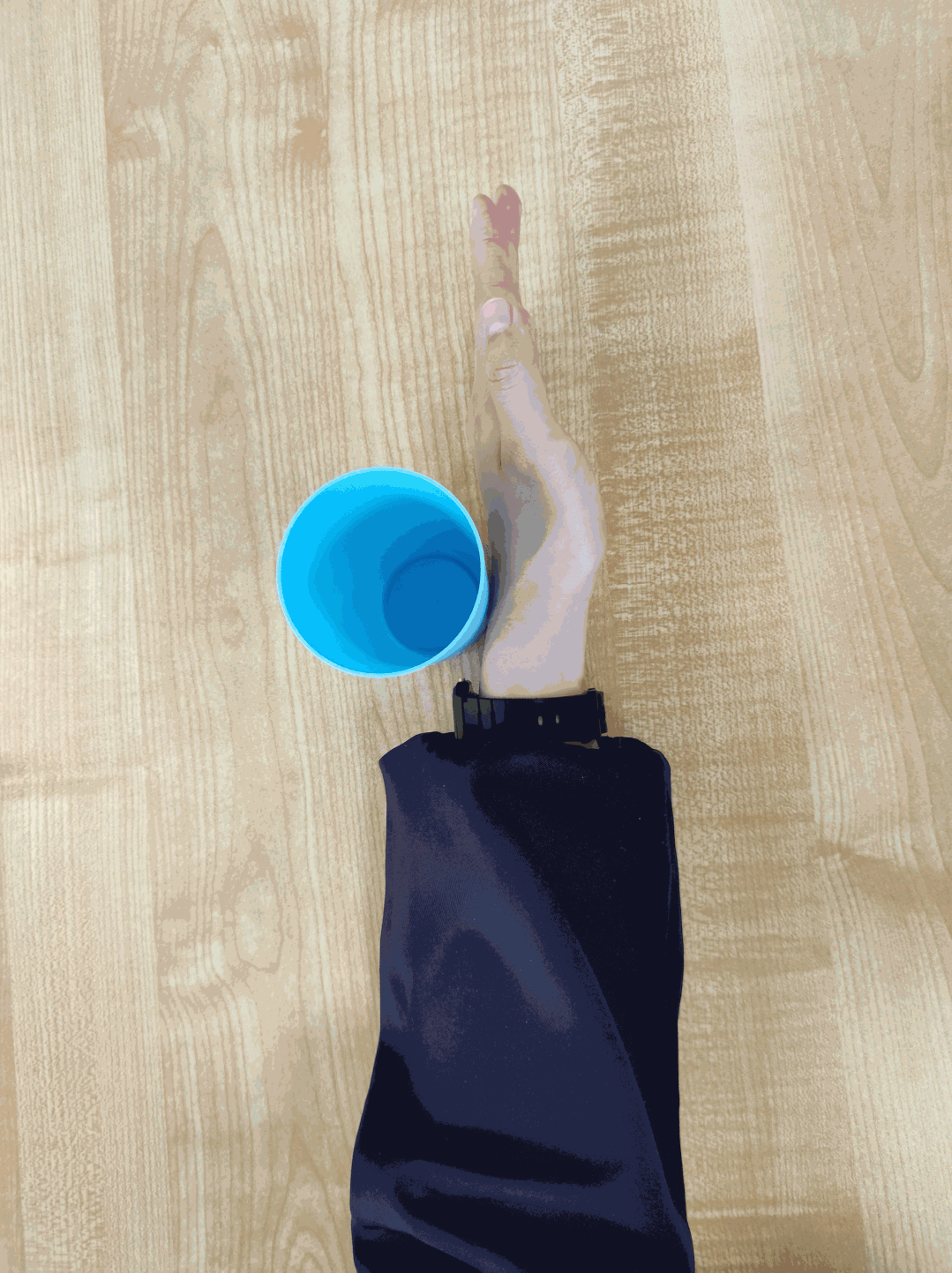 2.试图沿着桌子推动杯子以达到目标,可诱发伸腕屈腕肌活动.1.