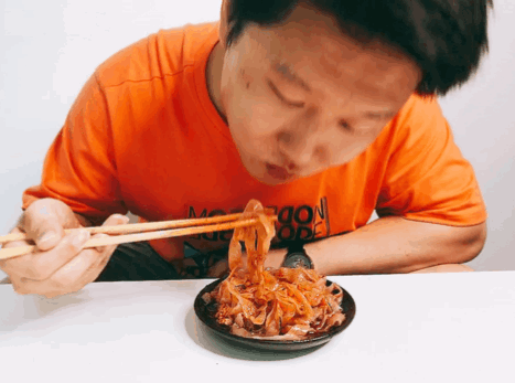 用筷子挑起三两根涌入口中,酸辣凉爽与舌头触碰,劲道q弹与牙齿相遇,那