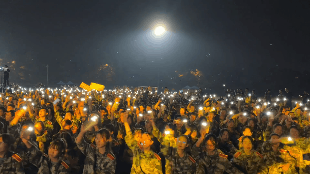 1小时就上热搜！这所高校太牛，还造“星空”表白祖国