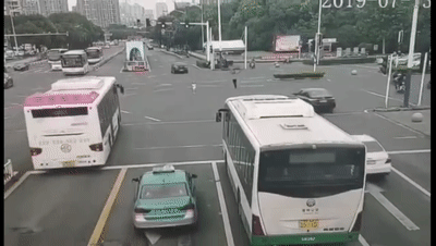 6岁女童冲进车流找爸爸，货车擦身而过！“超人”叔叔一把将她抱起