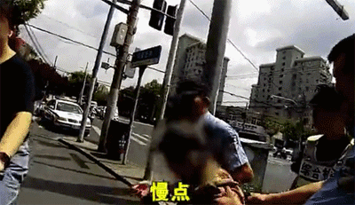 7旬老太网恋给“老公”汇款 被拦后当街大骂民警