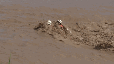 夫妻被困洪水中，對消防員大聲哭喊：太危險，你們不要來了! 