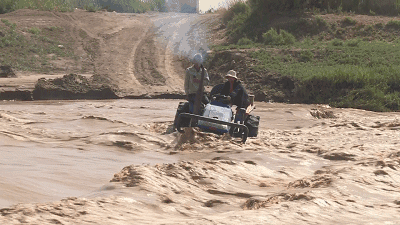 夫妻被困洪水中，對消防員大聲哭喊：太危險，你們不要來了! 