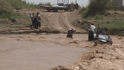 夫妻被困洪水中，對消防員大聲哭喊：太危險，你們不要來了! 