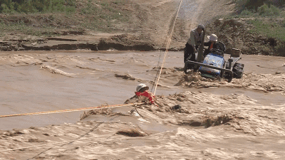 夫妻被困洪水中，對消防員大聲哭喊：太危險，你們不要來了! 