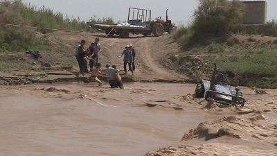 夫妻被困洪水中，對消防員大聲哭喊：太危險，你們不要來了! 
