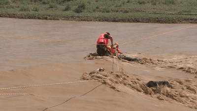 夫妻被困洪水中，對消防員大聲哭喊：太危險，你們不要來了! 