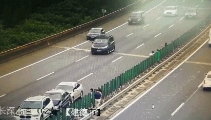 高速公路追尾|高速公路追尾轻损不靠边，驾驶员还在路中央理论