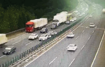 高速公路追尾|高速公路追尾轻损不靠边，驾驶员还在路中央理论