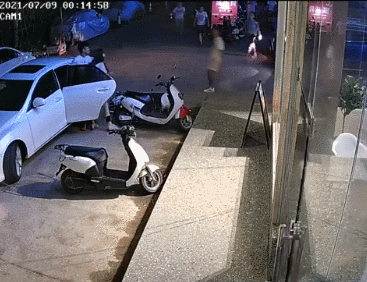 女子凌晨在街头遭人强行拖上车，挣扎尖叫一分多钟，警方已介入调查（视频/组图） - 3