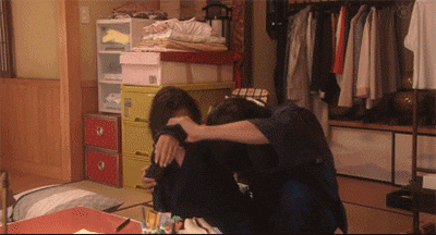 公主抱失手被摔断3跟肋骨 女孩怒将男友告上法庭