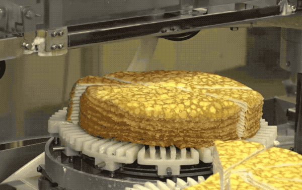 一层饼皮叠一层奶油的千层蛋糕，要什么操作才能批量叠？