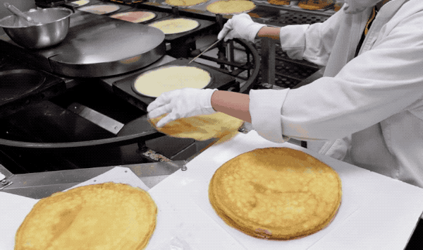 一层饼皮叠一层奶油的千层蛋糕，要什么操作才能批量叠？