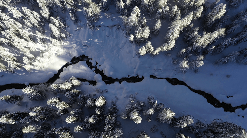 高空俯视森林小溪雪地