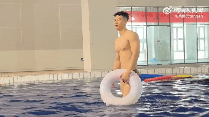 他穿泳裤的身材真的太太太上头了！我不允许你们错过…… - 51虹马