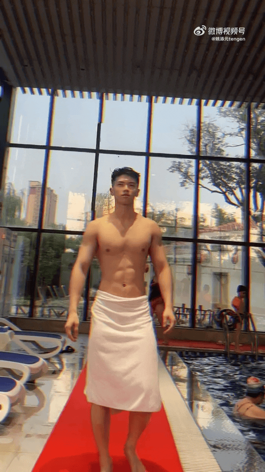 他穿泳裤的身材真的太太太上头了！我不允许你们错过…… - 51虹马